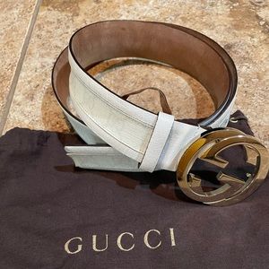 Men’s white Gucci belt
